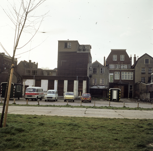 859604 Gezicht op de achtergevel van het huis Oudegracht 354 (midden) aan de Eligenhof te Utrecht en de achtergevels ...